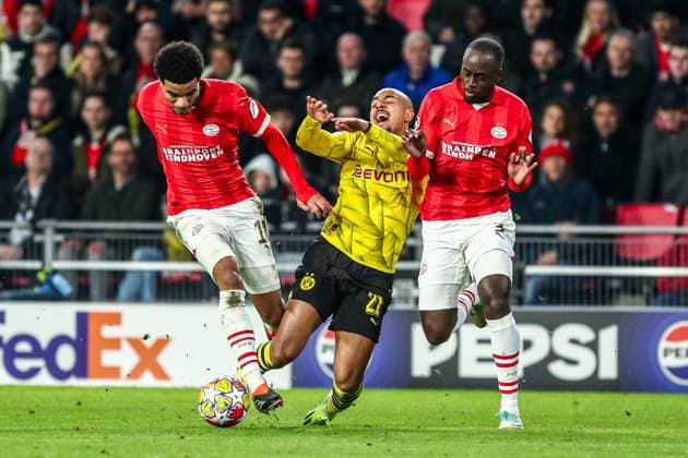 Donyell Malen Borussia Dortmund BVB, 21 in duel against Malik Tillman PSV Eindhoven, 10 , NLD, PSV Eindhoven vs Borussia Dortmund BVB, UEFA Champions League 2023 24 Round of 16, first leg, 20 02 2024, NLD, PSV Eindhoven vs Borussia Dortmund BVB, UEFA Champions League 2023 24 Round of 16, first leg, 20 02 2024, Photo Eibner Pressefoto Gabriel Boia EIndhoven Copyright: xEibner-Pressefoto GabrielxBoiax EP_EER