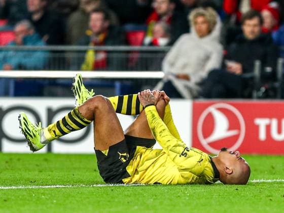 Donyell Malen Borussia Dortmund BVB, 21 lies on the ground in pain, NLD, PSV Eindhoven vs Borussia Dortmund BVB, UEFA Champions League 2023 24 eighth final, first leg, 20 02 2024, NLD, PSV Eindhoven vs Borussia Dortmund BVB, UEFA Champions League 2023 24 eighth final, first leg, 20 02 2024, photo Eibner Pressefoto Gabriel Boia EIndhoven Copyright: xEibner-Pressefoto GabrielxBoiax EP_EER