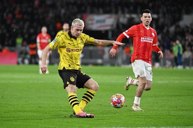 240220 UEFA CL Round of 16 PSV Eindhoven - Borussia Dortmund Julian Ryerson of Borussia Dortmund pictured in action with the ball during a football game between PSV Eindhoven and Borussia Dortmund during the 1st leg of the Round of 16 in the UEFA Champions League 2023 - 2024 competition on February 20, 2024 in Eindhoven, The Netherlands. (Photo by Maarten Straetemans Isosport) EINDHOVEN The Netherlands  Copyright: xx 440890