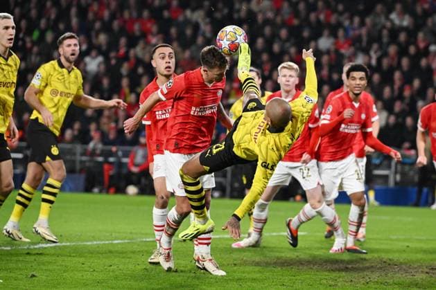 240220 UEFA CL Round of 16 PSV Eindhoven - Borussia Dortmund Donyell Malen of Borussia Dortmund battles for the ball with Olivier Boscagli of PSV during a football game between PSV Eindhoven and Borussia Dortmund during the 1st leg of the Round of 16 in the UEFA Champions League 2023 - 2024 competition on February 20, 2024 in Eindhoven, The Netherlands. (Photo by Maarten Straetemans Isosport) EINDHOVEN The Netherlands  Copyright: xx 440892