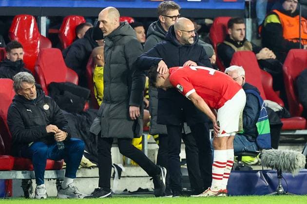 EINDHOVEN, 20-02-2024, Philips Stadium, UEFA Champions League season 2023 24, match between PSV and Borussia Dortmund, PSV player Olivier Boscagli and PSV coach Peter Bosz PSV - Borussia Dortmund  x24345648x Copyright: