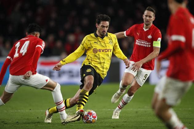 EINDHOVEN - (l-r) Ricardo Pepi of PSV Eindhoven, Mats Hummels of Borussia Dortmund, Luuk de Jong of PSV Eindhoven during the UEFA Champions League last 16 match between PSV Eindhoven and Borussia Dortmund at the Phillips Stadium on February 20, 2024 in Eindhoven, Netherlands. ANP Hollandse Hoogte Bart Stoutjesdijk UEFA Champions League 2023 24 2023 2024 xVIxANPxSportx xBartxStoutjesdijkxIVx 491641961 originalFilename: 491641961.jpg