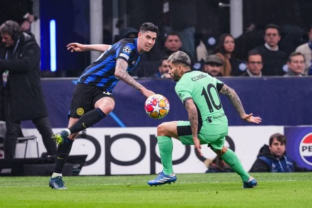MILAN, ITALY FEBRUARY 20 Alessandro Bastoni of Inter Milan L against Angel Correa of Atletico de Madrid R during the UEFA Champions League 2023 24 round of 16 first leg match between FC Internazionale and AtlÃ tico Madrid at Stadio Giuseppe Meazza on February 20, 2024 in Milan, Italy Copyright: xJustPictures.ch JarixPestelaccix jp-en-EuSpIm-JPH00562-20240220