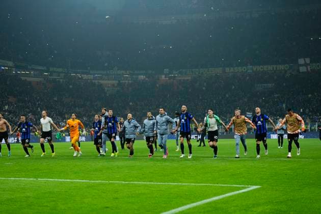 Sport Bilder des Tages FC Internazionale v Atletico Madrid: Round of 16 First Leg - UEFA Champions League 2023 24 Inter players celebrates victory after the UEFA Champions League 2023 24 round of 16 first leg match between FC Internazionale and Atletico Madrid at Stadio Giuseppe Meazza on February 20, 2024 in Milan, Italy. Milan Italy  Copyright: xJosexBretonx originalFilename:breton-fcintern240220_npgVB.jpg
