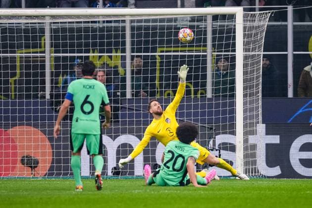 MILAN, ITALY FEBRUARY 20 goalkeeper Jan Oblak of Atletico de Madrid in action during the UEFA Champions League 2023 24 round of 16 first leg match between FC Internazionale and AtlÃ tico Madrid at Stadio Giuseppe Meazza on February 20, 2024 in Milan, Italy Copyright: xJustPictures.ch JarixPestelaccix jp-en-EuSpIm-JPH09780-20240220