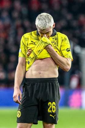 Julian Ryerson Borussia Dortmund BVB, 26 dissatisfied, disappointed disappointed after the match, NLD, PSV Eindhoven vs Borussia Dortmund BVB, UEFA Champions League 2023 24 Round of 16, first leg, 20 02 2024, NLD, PSV Eindhoven vs Borussia Dortmund BVB, UEFA Champions League 2023 24 Round of 16, first leg, 20 02 2024, Photo Eibner Pressefoto Gabriel Boia EIndhoven Copyright: xEibner-Pressefoto GabrielxBoiax EP_EER