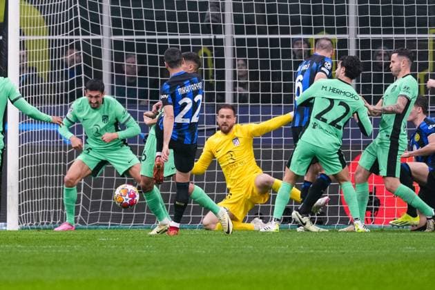 MILAN, ITALY FEBRUARY 20 goalkeeper Jan Oblak of Atletico de Madrid in action during the UEFA Champions League 2023 24 round of 16 first leg match between FC Internazionale and AtlÃ tico Madrid at Stadio Giuseppe Meazza on February 20, 2024 in Milan, Italy Milan Stadio Giuseppe Meazza Italy Copyright: xJustPictures.ch JarixPestelaccix jp-en-EuSpIm-JPH09476-20240220
