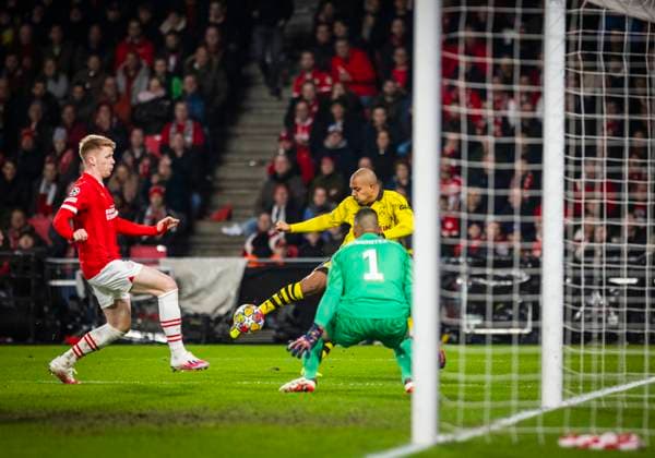Eindhoven, Netherlands 20th Feb 2024 Donyell Malen BVB fails to score against goalkeeper Walter Benitez Eindhoven and Jerdy Schouten Eindhoven PSV Eindhoven Borussia Dortmund 20 02 2024