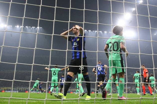 Foto Spada LaPresse 20 febbraio 2024 - Milano , Italia - calcio - Fc Inter Vs Atletico Madrid - Champions League 2023 2024 - Stadio San Siro Nella foto: Benjamin Jacques Marcel Pavard (FC Inter) February 20 , 2024 Milan , Italy - sport, calcio - Fc Inter Vs Atletico Madrid - Champions League 2023 2024 - San Siro Stadium . In the pic : Benjamin Jacques Marcel Pavard (FC Inter)  Copyright: xSpada LaPressex