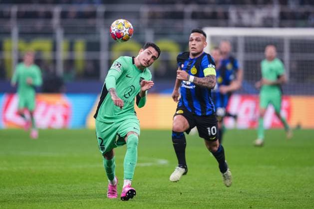 MILAN, ITALY FEBRUARY 20 Jose Maria Gimenez of Atletico de Madrid L against Lautaro Martinez of Inter R during the UEFA Champions League 2023 24 round of 16 first leg match between FC Internazionale and AtlÃ tico Madrid at Stadio Giuseppe Meazza on February 20, 2024 in Milan, Italy Copyright: xJustPictures.ch JarixPestelaccix jp-en-EuSpIm-JPH09150-20240220