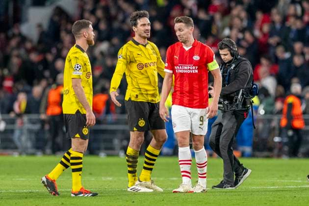 Mats Hummels Borussia Dortmund 09, 15 and Luuk de Jong PSV Eindhoven, 09 in conversation with Salih Oezcan Borussia Dortmund 09, 06 Football UEFA Champions League, Season 2023 2024, Round of 16, Round 1 of 2, PSV Eindhoven Borussia Dortmund on 20 02 2024 at Phillips Stadium in Eindhoven Photo Kirchner Media TH Copyright: xKirchner-Media THx