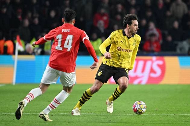 240220 UEFA CL Round of 16 PSV Eindhoven - Borussia Dortmund Ricardo Pepi of PSV battles for the ball with Mats Hummels of Borussia Dortmund during a football game between PSV Eindhoven and Borussia Dortmund during the 1st leg of the Round of 16 in the UEFA Champions League 2023 - 2024 competition on February 20, 2024 in Eindhoven, The Netherlands. (Photo by Maarten Straetemans Isosport) EINDHOVEN The Netherlands  Copyright: xx 440959