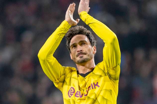 Mats Hummels Borussia Dortmund 09, 15 thanks the fans Football UEFA Champions League, Season 2023 2024, Round of 16, Round 1 of 2, PSV Eindhoven Borussia Dortmund on 20 02 2024 at the Phillips Stadium in Eindhoven Photo Kirchner Media TH Copyright: xKirchner-Media THx