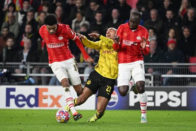 240220 UEFA CL Round of 16 PSV Eindhoven - Borussia Dortmund Donyell Malen of Borussia Dortmund battles for the ball with Malik Tillman of PSV and Jordan Teze of PSV during a football game between PSV Eindhoven and Borussia Dortmund during the 1st leg of the Round of 16 in the UEFA Champions League 2023 - 2024 competition on February 20, 2024 in Eindhoven, The Netherlands. (Photo by Maarten Straetemans Isosport) EINDHOVEN The Netherlands  Copyright: xx 440965