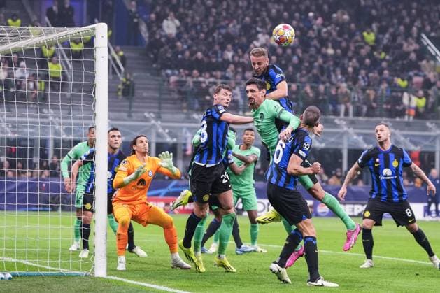 MILAN, ITALY FEBRUARY 20 Davide Frattesi of Inter R fights for the ball with against Stefan Savic of Atletico de Madrid C during the UEFA Champions League 2023 24 round of 16 first leg match between FC Internazionale and AtlÃ tico Madrid at Stadio Giuseppe Meazza on February 20, 2024 in Milan, Italy Milan Stadio Giuseppe Meazza Italy Copyright: xJustPictures.ch JarixPestelaccix jp-en-EuSpIm-JPH08490-20240220