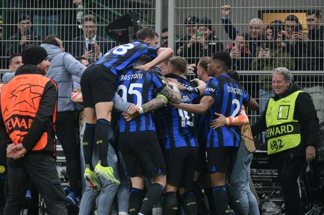 20th February 2024; Stadio San Siro, Milan, Italy, Champions League Football, Round of 16, First Leg, Inter Milan versus Atletico Madrid; Inter s players celebrate after scoring the goal 1-0 in the 79th minute  ActionPlus12610767 AllShotLive