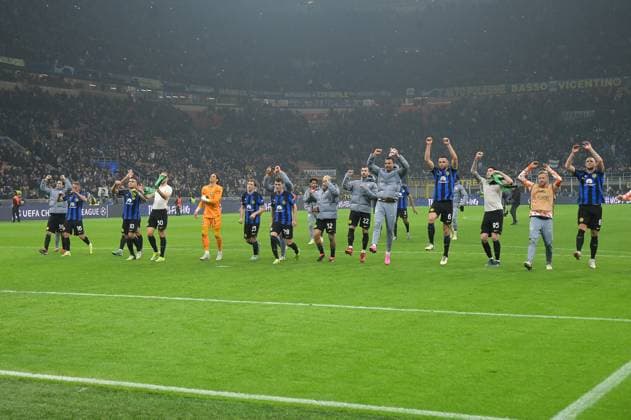 20th February 2024; Stadio San Siro, Milan, Italy, Champions League Football, Round of 16, First Leg, Inter Milan versus Atletico Madrid; players FC Internazionale Milan celebrate the victory at the end of the match  ActionPlus12610770 AllShotLive