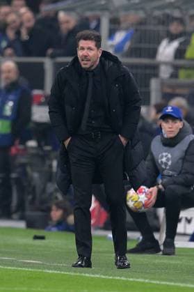 20th February 2024; Stadio San Siro, Milan, Italy, Champions League Football, Round of 16, First Leg, Inter Milan versus Atletico Madrid; Diego Simeone coach of Atletico de Madrid animated on the sideline  ActionPlus12610772 AllShotLive