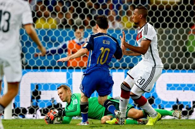 Onderwerp Subject: Germany - Argentina - World Cup Reklame: Club Team Country: Seizoen Season: 2014 FOTO PHOTO: Lionel MESSI ( Lionel Andres MESSI ) (L) of Argentina in duel with Goalkeeper Manuel NEUER (ON GROUND) of Germany and Jerome BOATENG (R) of Germany. (Photo by PICS UNITED) RIO DE JANEIRO BRAZIL Content not available for redistribution in The Netherlands directly or indirectly through any third parties. Copyright: xBSRxAgencyx 14690713ICS3200