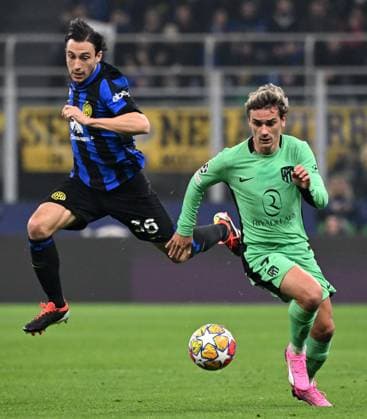 (240221) -- MILAN, Feb. 21, 2024 -- Inter Milan s Matteo Darmian (R) vies with Atletico Madrid s Antoine Griezmann during the UEFA Champions League Round of 16 1st leg match between Inter Milan and Atletico Madrid in Milan, Italy, Feb.20, 2024. (Photo by Xinhua) (SP)ITALY-MILAN-FOOTBALL-UEFA CHAMPIONS LEAGUE-INTER MILAN VS ATLETICO MADRID AlbertoxLingria 