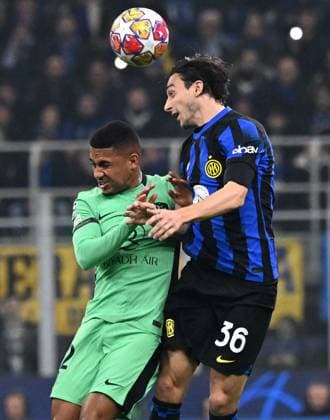 (240221) -- MILAN, Feb. 21, 2024 -- Inter Milan s Matteo Darmian (R) vies with Atletico Madrid s Samuel Lino during the UEFA Champions League Round of 16 1st leg match between Inter Milan and Atletico Madrid in Milan, Italy, Feb.20, 2024. (Photo by Xinhua) (SP)ITALY-MILAN-FOOTBALL-UEFA CHAMPIONS LEAGUE-INTER MILAN VS ATLETICO MADRID AlbertoxLingria 
