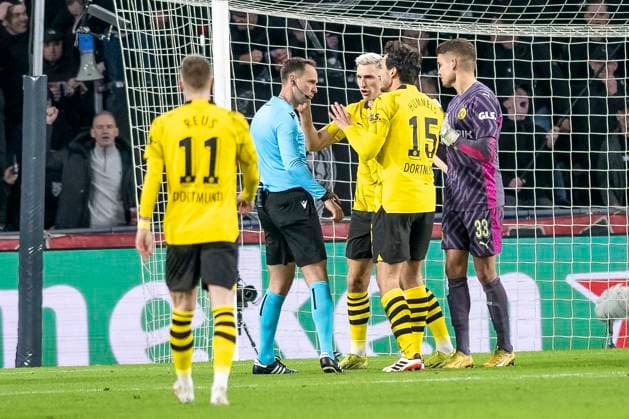 The Dortmund players Nico Schlotterbeck Borussia Dortmund 09, 04 , Alexander Meyer Borussia Dortmund 09, 33 and Mats Hummels Borussia Dortmund 09, 15 are ordering referee Srdjan Jovanovic to review his decision Football UEFA Champions League, season 2023 2024, round of 16, round 1 of 2, PSV Eindhoven Borussia Dortmund on 20 02 2024 at the Phillips Stadium in Eindhoven Photo Kirchner Media TH Copyright: xKirchner-Media THx
