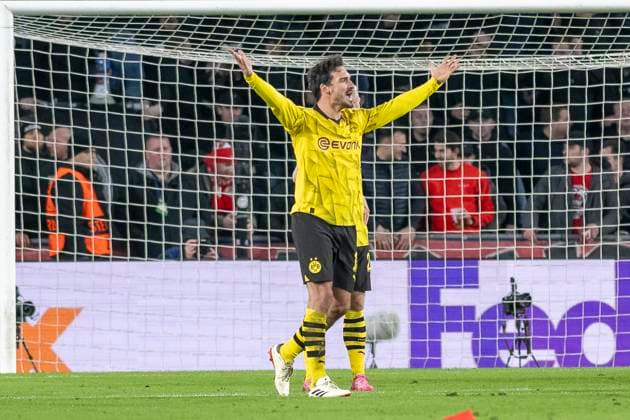 Mats Hummels Borussia Dortmund 09, 15 , with outstretched and raised arms, can absolutely not understand the decision of referee Srdjan Jovanovic and shows it clearly Football UEFA Champions League, Season 2023 2024, Round of 16, Round 1 of 2, PSV Eindhoven Borussia Dortmund on 20 02 2024 at Phillips Stadium in Eindhoven Photo Kirchner Media TH Copyright: xKirchner-Media THx