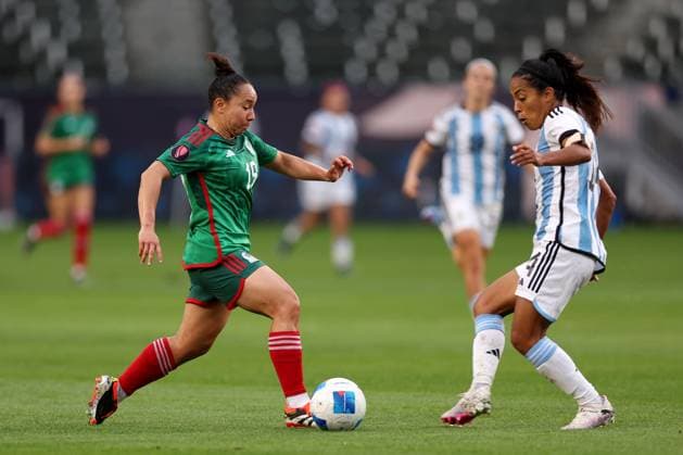 Carson, United States, February 20th 2024: Charlyn Corral of Mexico dribbles the ball past Miriam Mayorga of Argentina in the first half during the Concacaf Women Gold Cup 2024 football match between Mexico and Argentina at Dignity Health Sports Park in Carson, United States. (Katelyn Mulcahy SPP) Copyright: xKatelynxMulcahyx xSPPx spp-en-KaMuSp-20240220_WGoldCup_MexicovArgentinaKM0593