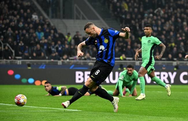(240221) -- MILAN, Feb. 21, 2024 -- Inter Milan s Marko Arnautovic (front) scores his goal during the UEFA Champions League Round of 16 1st leg match between Inter Milan and Atletico Madrid in Milan, Italy, Feb.20, 2024. (Photo by Xinhua) (SP)ITALY-MILAN-FOOTBALL-UEFA CHAMPIONS LEAGUE-INTER MILAN VS ATLETICO MADRID AlbertoxLingria 