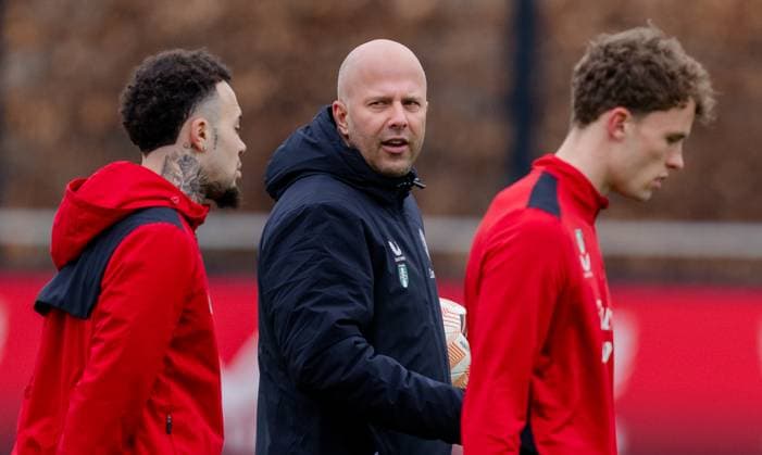 ROTTERDAM - (L-R) Quilindschy Hartman, Arne Slot and Mats Wieffer during a training at Feyenoord. AS Roma and Feyenoord meet in Rome for a Europa League match. ANP MARCO DE SWART xVIxANPxSportx xxANPxIVx 491678571 originalFilename: 491678571.jpg