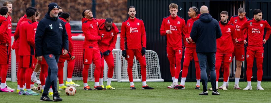 ROTTERDAM - Part of the selection and trainer Arne Slot during a training at Feyenoord. AS Roma and Feyenoord meet in Rome for a Europa League match. ANP MARCO DE SWART xVIxANPxSportx xxANPxIVx 491678932 originalFilename: 491678932.jpg