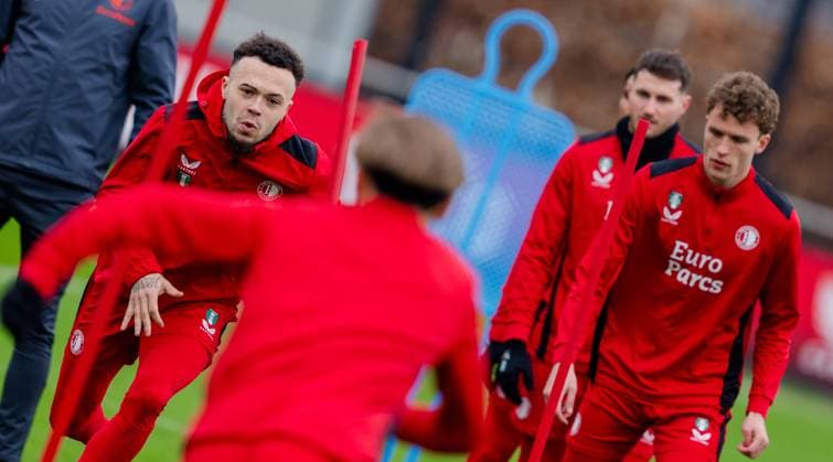 ROTTERDAM - Quilindschy Hartman (L) during a training at Feyenoord. AS Roma and Feyenoord meet in Rome for a Europa League match. ANP MARCO DE SWART xVIxANPxSportx xxANPxIVx 491679498 originalFilename: 491679498.jpg