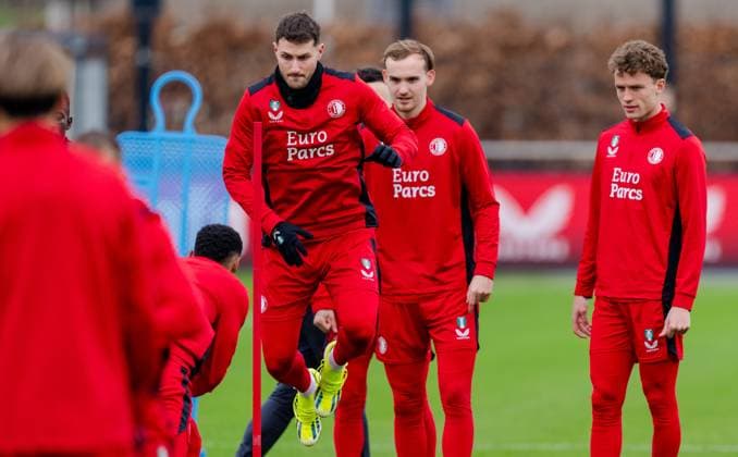 ROTTERDAM - Santiago Gimenez (L) during a training at Feyenoord. AS Roma and Feyenoord meet in Rome for a Europa League match. ANP MARCO DE SWART xVIxANPxSportx xxANPxIVx 491679628 originalFilename: 491679628.jpg
