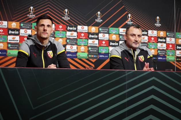 CONF RC LENS LIGUE EUROPA PHOTOPQR VOIX DU NORD SEVERINE COURBE ; 21 02 2024 ; Fribourg, Stade Europa, Allemagne le 21 02 24. Conference de presse du coach du RC Lens Franck Haise et du joueur Florian Sotoca avant le match de barrage retour de Ligue Europa contre le SC Fribourg. PHOTO SEVERINE COURBE LA VOIX DU NORD Feb 21st 2024 press conference, PK, Pressekonferenz of RC Lens a day before its match against Fribourg in Europa League NORD PAS DE CALAIS France  Copyright: xPHOTOPQR VOIXxDUxNORD MAXPPPxSEVERINExCOURBEx 20240221VDN8661 20240221VDN8661