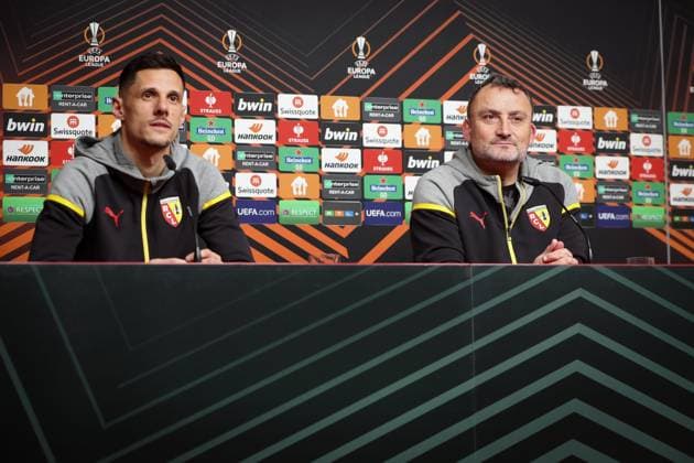 CONF RC LENS LIGUE EUROPA PHOTOPQR VOIX DU NORD SEVERINE COURBE ; 21 02 2024 ; Fribourg, Stade Europa, Allemagne le 21 02 24. Conference de presse du coach du RC Lens Franck Haise et du joueur Florian Sotoca avant le match de barrage retour de Ligue Europa contre le SC Fribourg. PHOTO SEVERINE COURBE LA VOIX DU NORD Feb 21st 2024 press conference, PK, Pressekonferenz of RC Lens a day before its match against Fribourg in Europa League NORD PAS DE CALAIS France  Copyright: xPHOTOPQR VOIXxDUxNORD MAXPPPxSEVERINExCOURBEx 20240221VDN8663 20240221VDN8663