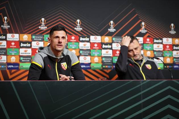 CONF RC LENS LIGUE EUROPA PHOTOPQR VOIX DU NORD SEVERINE COURBE ; 21 02 2024 ; Fribourg, Stade Europa, Allemagne le 21 02 24. Conference de presse du coach du RC Lens Franck Haise et du joueur Florian Sotoca avant le match de barrage retour de Ligue Europa contre le SC Fribourg. PHOTO SEVERINE COURBE LA VOIX DU NORD Feb 21st 2024 press conference, PK, Pressekonferenz of RC Lens a day before its match against Fribourg in Europa League NORD PAS DE CALAIS France  Copyright: xPHOTOPQR VOIXxDUxNORD MAXPPPxSEVERINExCOURBEx 20240221VDN8671 20240221VDN8671