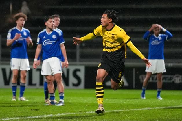 Sport Themen der Woche KW08 Sport Bilder des Tages Mittwoch, 21.02.2024 Saison 2023 2024 12. Spieltag A-Junioren-Bundesliga im Parkstadion, Gelsenkirchen, Germany. FC Schalke 04 U19 - BV Borussia Dortmund U19. Torjubel nach dem 0:1 durch Paris Josua Brunner (BVB). *** Wednesday, 21 02 2024 Season 2023 2024 12 Matchday A Junior Bundesliga at Parkstadion, Gelsenkirchen, Germany FC Schalke 04 U19 BV Borussia Dortmund U19 Goal celebration after the 0 1 by Paris Josua Brunner BVB
