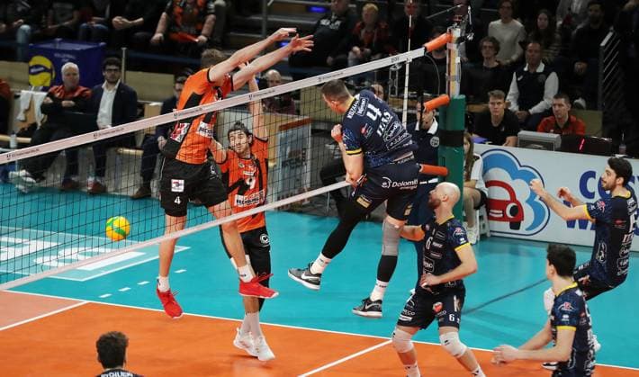 Jan Kozamernik in attack, Timo Tammemaa, Timothee Carle duel Match scene Action Sport Volleyball CEV Champions League quarter-finals mens season 2023 2024 21 02 2024 BR Volleys Berlin BRV vs Itas Trentino