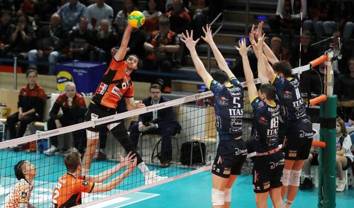 Timothee Carle in attack, Alessandro Michieletto, Marko Podrascanin, Kamil Rychlicki duel Match scene Action Sport Volleyball CEV Champions League quarter-finals mens season 2023 2024 21 02 2024 BR Volleys Berlin BRV vs Itas Trentino