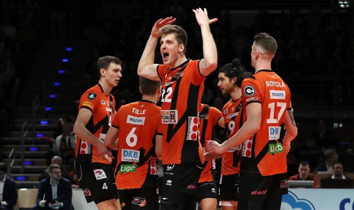 Saso Stalekar pushes the fans Sport Volleyball CEV Champions League quarter-finals mens season 2023 2024 21 02 2024 BR Volleys Berlin BRV vs Itas Trentino