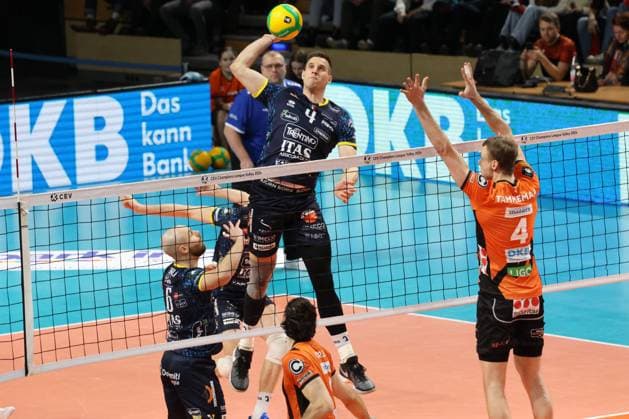 DEU, CEV Champions League Volley 2024, BR Volleys vs Itas Trentino , 21 02 2024, Max Schmeling Halle, Berlin, DEU, CEV Champions League Volley 2024, BR Volleys vs Itas Trentino , pictured Timo Tammemaa BR Volleys 4 , Jan Kozamernik Trentino 4 , Riccardo Sbertoli Trentino 6 Photo Juergen Engler nordphoto GmbH nordphotoxGmbHx xEngler nph00076