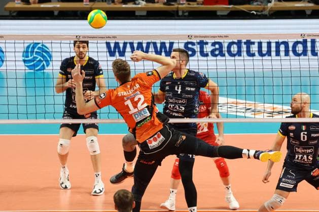 DEU, CEV Champions League Volley 2024, BR Volleys vs Itas Trentino , 21 02 2024, Max Schmeling Halle, Berlin, DEU, CEV Champions League Volley 2024, BR Volleys vs Itas Trentino , pictured Saso Stalekar BR Volleys 12 , Jan Kozamernik Trentino 4 Photo Juergen Engler nordphoto GmbH nordphotoxGmbHx xEngler nph00076