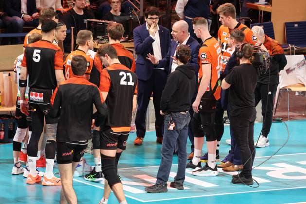 DEU, CEV Champions League Volley 2024, BR Volleys vs Itas Trentino , 21 02 2024, Max Schmeling Halle, Berlin, DEU, CEV Champions League Volley 2024, BR Volleys vs Itas Trentino in the picture coach Joel Banks BR Volleys , BR Volleys player circle photo Juergen Engler nordphoto GmbH nordphotoxGmbHx xEngler nph00076