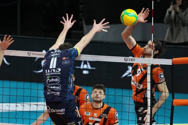 DEU, CEV Champions League Volley 2024, BR Volleys vs Itas Trentino , 21 02 2024, Max Schmeling Halle, Berlin, DEU, CEV Champions League Volley 2024, BR Volleys vs Itas Trentino , in the picture Timothee Carle BR Volleys 9 , Kamil Rychlicki Trentino 11 Photo Juergen Engler nordphoto GmbH nordphotoxGmbHx xEngler nph00076