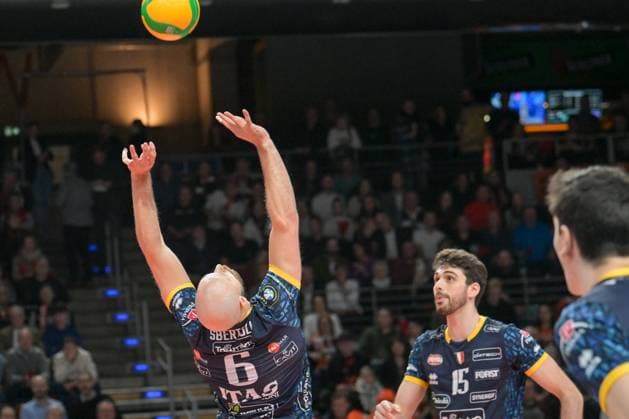 Berlin, Germany 21 January 2024 CL Volleyball 1 4 Final 2023 2024 Berlin Recycling Volleys vs Itas Trentino In the picture Riccardo Sbertoli Itas Trentino puts the ball, right Daniele Lavia Itas Trentino Copyright: xFotostandx xReuhlx