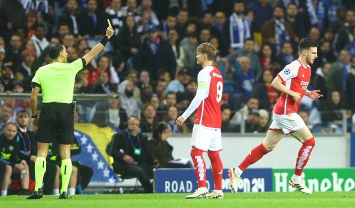 Declan Rice of Arsenal is booked in the opening minutes Porto v Arsenal, UEFA Champions League, Round of 16, First Leg, Football, Estadio do Dragao, Porto, Portugal - 21 Feb 2024 EDITORIAL USE ONLY No use with unauthorised audio, video, data, fixture lists, club league logos or live services. Online in-match use limited to 120 images, no video emulation. No use in betting, games or single club league player publications. Copyright: xKieranxMcManus Shutterstockx 14355127h