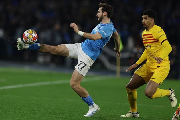 Champions League match SSC Napoli vs Barcellona SSC Napoli™s forward Khvicha Kvaratskhelia challenges for the ball with Barcellona s Uruguayan defender Ronald Araujo during the UEFA Champions League round 16 match between SSC Napoli vs Barcellona at the Diego Armando Maradona Stadium in Naples, southern Italy, on February 21, 2024. ABPH1482 Copyright: xAntonioxBalascox