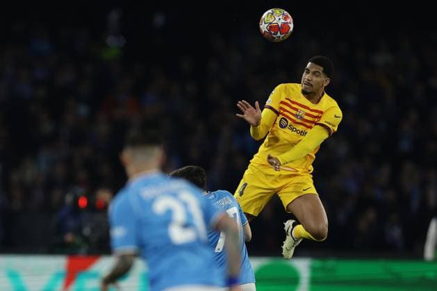 Champions League match SSC Napoli vs Barcellona Barcellona s Uruguayan defender Ronald Araujo controls the ball during the UEFA Champions League round 16 match between SSC Napoli vs Barcellona at the Diego Armando Maradona Stadium in Naples, southern Italy, on February 21, 2024. ABPH1576 Copyright: xAntonioxBalascox