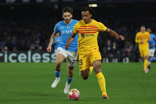 Jules Kounde FC Barcelona, Barca and Khvicha Kvaratskhelia (SSC Napoli) in action during the UEFA CHAMPIONS LEAGUE soccer match between NAPOLI and BARCELLONA at Diego Armando Maradona Stadium in Naples, Italy - Wednesday, February 21, 2024. ( Alessandro Garofalo LaPresse )  Copyright: xAlessandroxGarofalo LaPressex