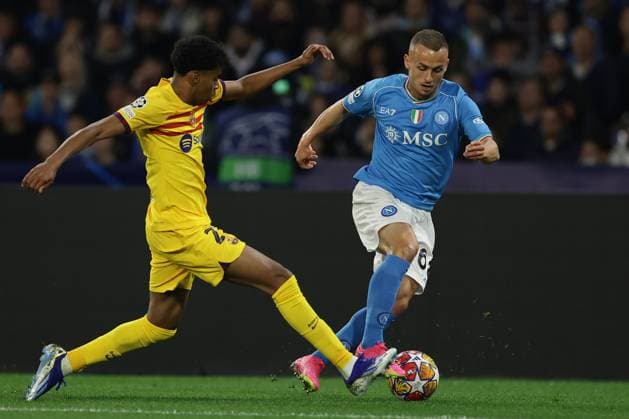 Champions League match SSC Napoli vs Barcellona Barcellona s Spanish forward Lamine Yamal challenges for the ball with SSC Napoli s Slovak midfielder Stanislav Lobotka during the UEFA Champions League round 16 match between SSC Napoli vs Barcellona at the Diego Armando Maradona Stadium in Naples, southern Italy, on February 21, 2024. ABPH1828 Copyright: xAntonioxBalascox